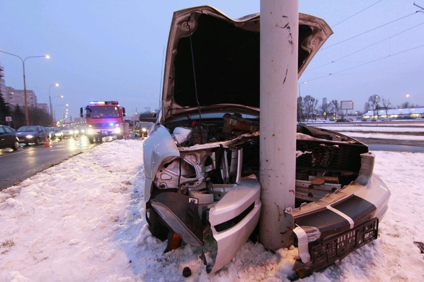 Wrocław: Ford mustang uderzył w słup na pl. Strzegomskim (ZDJĘCIA)