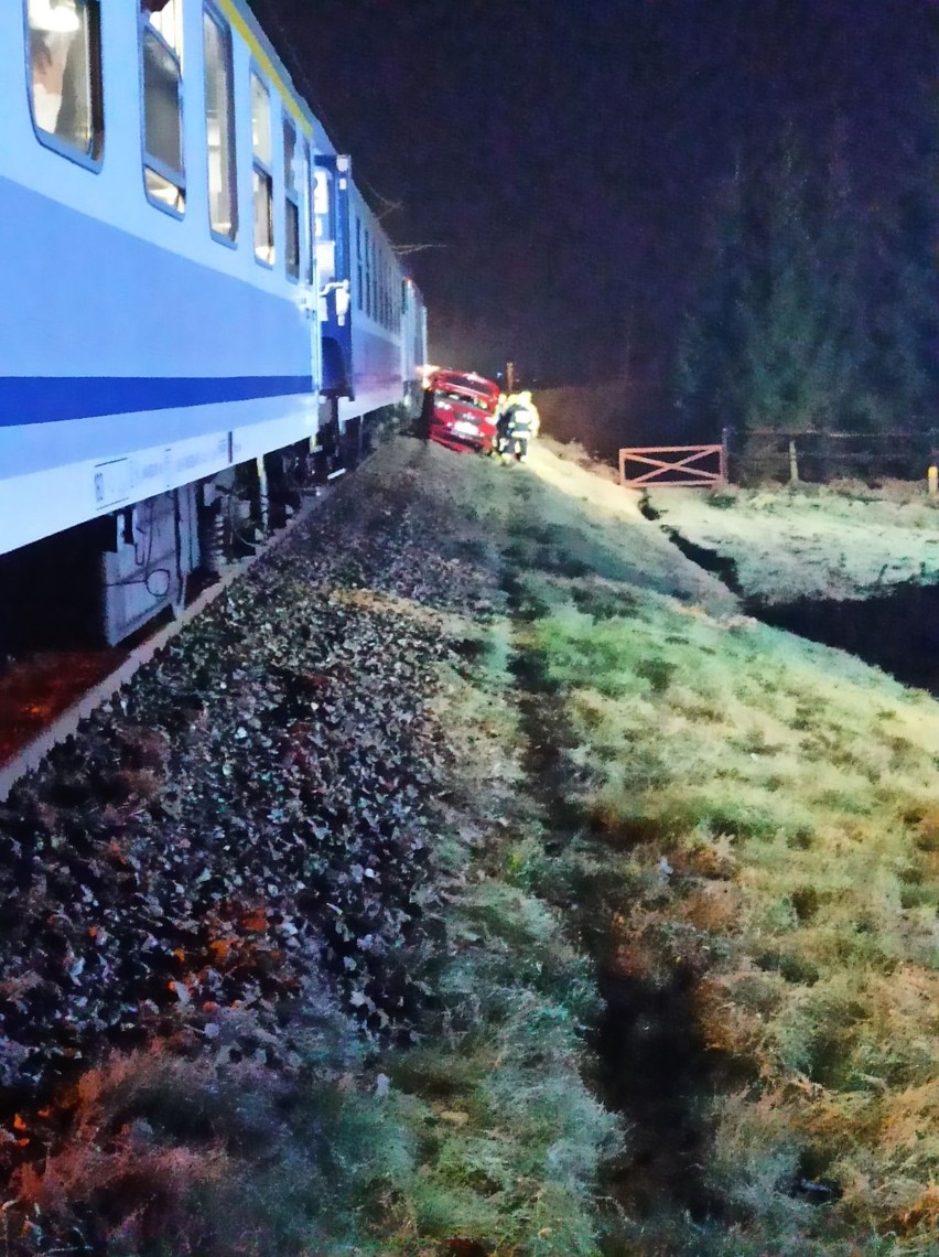 Dramat na torach: pociąg jadący z Jasła do Stróż uderzył w samochód osobowy. Są ranni, w tym dziecko [ZDJĘCIA]