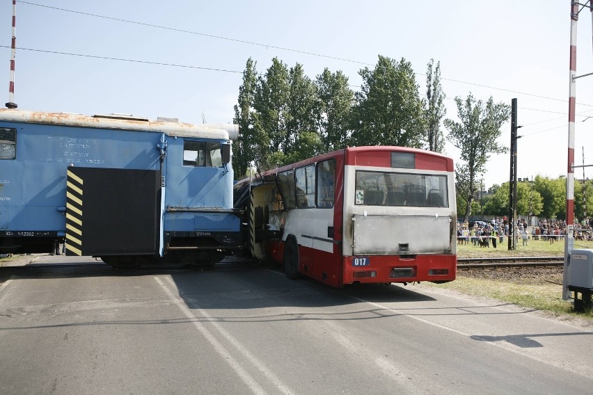 Wypadek pociągu i autobusu - symulacja w Sosnowcu