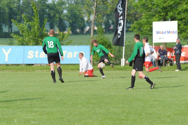 Mimo dużej wagi spotkania, otoczenie stadionu w Starym Targu świeciło pustkami. Gracze gospodarzy w zielono - czarnych strojach