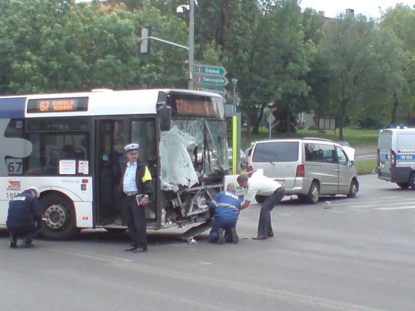 Autobus z rozbitym przodem