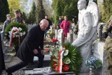 GORZÓW WIELKOPOLSKI. 9. rocznica katastrofy smoleńskiej. W Gorzowie o godz. 8.41 złożono kwiaty na grobach ofiar katastrofy [ZDJĘCIA]