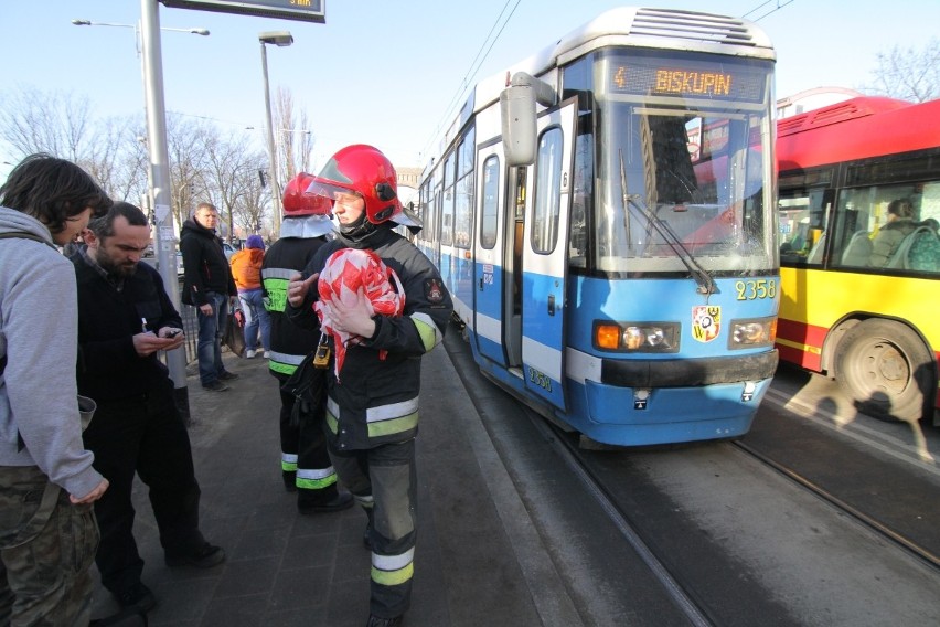 Wrocław: Tramwaj potrącił kobietę przed mostem Grunwaldzkim (ZDJĘCIA)