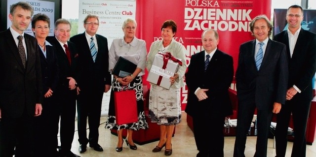 Elżbieta Barylska i Grażyna Waśniowska na pamiątkowym zdjęciu z organizatorami konkursu wiedzy podatkowej