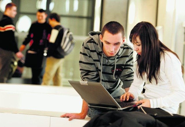 Laptop przyda się w szkole, w domu,  a nawet na spacerze w parku