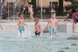 Kąpiel w fontannie na pl. Dąbrowskiego [ZDJĘCIA]
