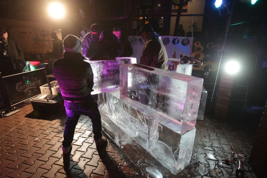 Sosnowiec: Adam Pieśniewski pobił rekord świata w rzeźbieniu w lodzie! [ZDJĘCIA, WIDEO]