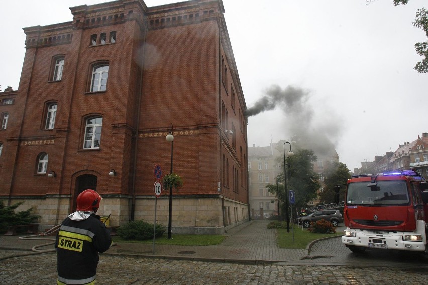 Pożar w PWSZ Legnica. Strażacy są już na miejscu