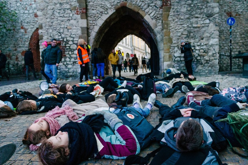 Kraków. Halloweenowy strajk klimatyczny. Młodzi wyszli na ulice [GALERIA]