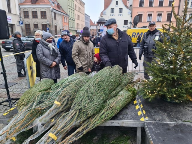 W środę, 15 grudnia, na Rynku Nowomiejskim w Toruniu odbyła się akcja "Choinki pod choinkę", organizowana przez radio RMF FM. Chętni mogli otrzymać świąteczne drzewko zupełnie za darmo. Zobaczcie zdjęcia z Rynku Nowomiejskiego w Toruniu! >>>>>
