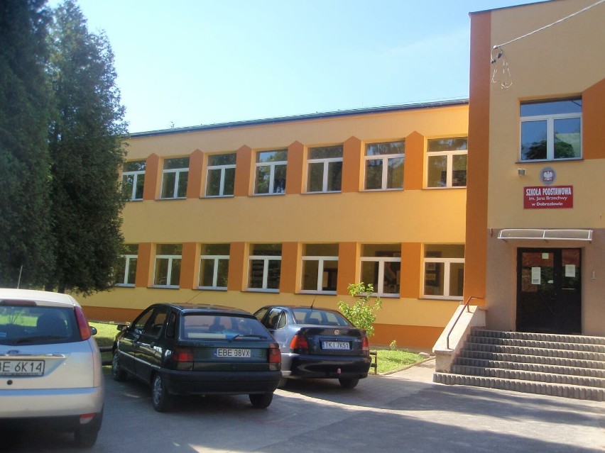 Szkoła w Dobrzelowie ma już 100 lat! Poszukiwane są archiwalne fotografie i pamiątki