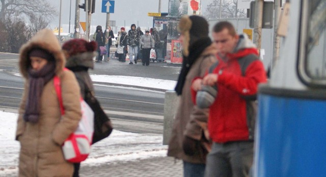 Niektórzy pasażerowie przebiegają na czerwonym świetle, by zdążyć na tramwaj 