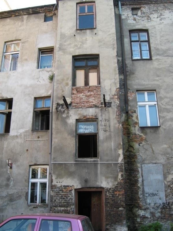 Policja ujawnia: Wnętrza spalonej kamienicy w Sosnowcu [ZDJĘCIA]