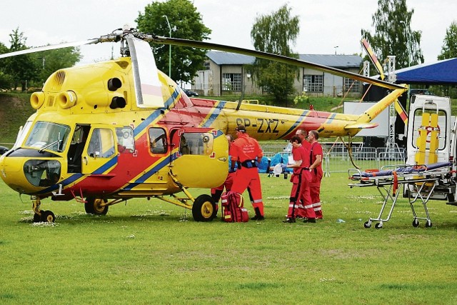 Miejscem lądowania helikoptera ratowniczych służb medycznych jest bulwar nadwiślański pełen ludzi