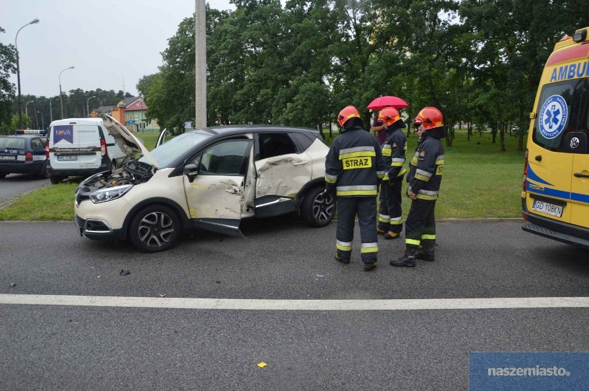 Wypadek na skrzyżowaniu ulicy Zielnej z aleją Kazimierza Wielkiego we Włocławku [zdjęcia]