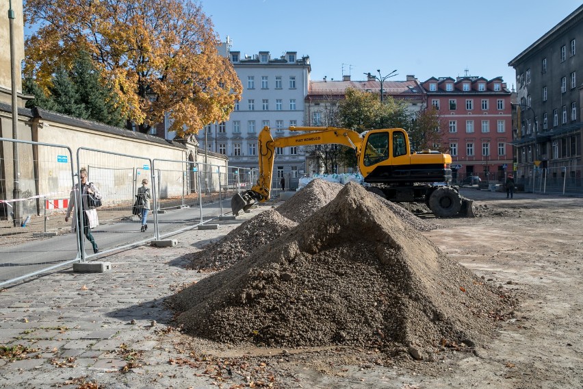 Kraków. Problemy na placu Biskupim. Miasto może wypowiedzieć wykonawcy umowę   