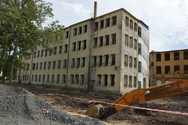 Tak dzisiaj wyglądają pozostałości po jednym z największych zakładów pracy w okolicach - Żarskich Zakładach Przemysłu Wełnianego przy żarskim Podwalu.