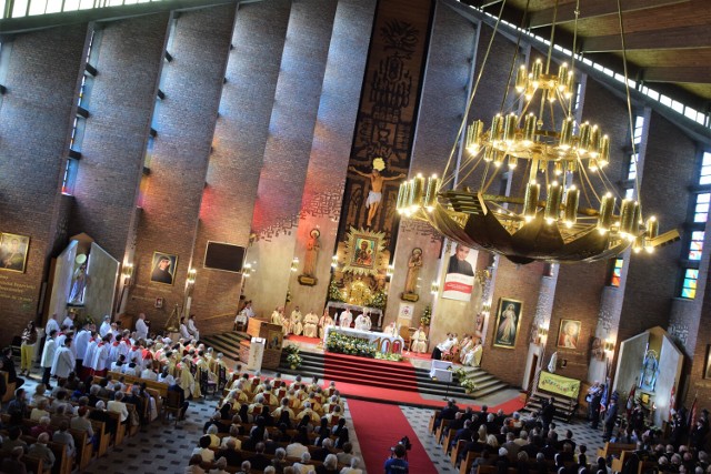 Sobotnie obchody rozpoczęła eucharystia pod przewodnictwem ks. kard. Gerharda Müllera. Kolejnymi elementami rocznicowych obchodów było otwarcie wystawy „100-lecie Zgromadzenia Orionistów w Polsce”, poświęcenie pomnika św. A. Orione i otwarcie Ośrodka Specjalistycznego Centrum Profilaktyki i Wsparcia Młodzieży i Rodziny Trampolina. Plenerowy koncert dała ponadto Orkiestra Dęta „Sygnał” z Zielenic.