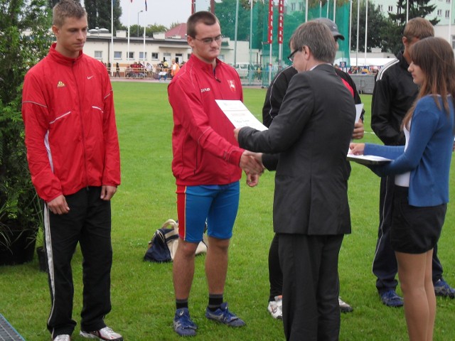 Rafał Furtak (Wisła Puławy) otrzymuje gratulacje po zawodach Ogólnopolskiej Olimpiady Młodzieży w Płocku
