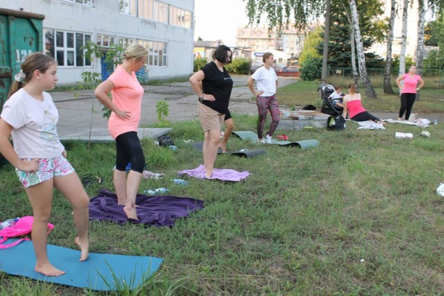 Zajęcia z jogi słowiańskiej zorganizowano w ramach projektu  "Podwórko sąsiedzkie" w Chełmnie. Zajęcia poprowadziła Tatiana Jaruszewska.