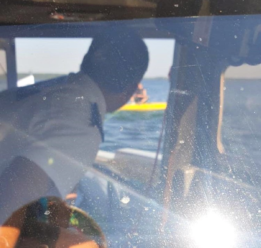 Akcja ratunkowa na Jeziorze Wigry. 48-letni żeglarz wpadł do wody [Zdjęcia]