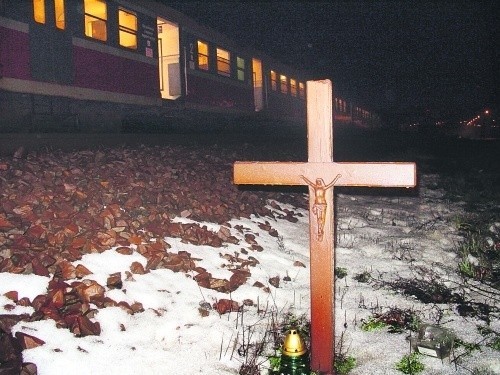 W miejscu wczorajszego wypadku stoi krzyż &#8211; ślad innych tragedii, które tu się wydarzyły
