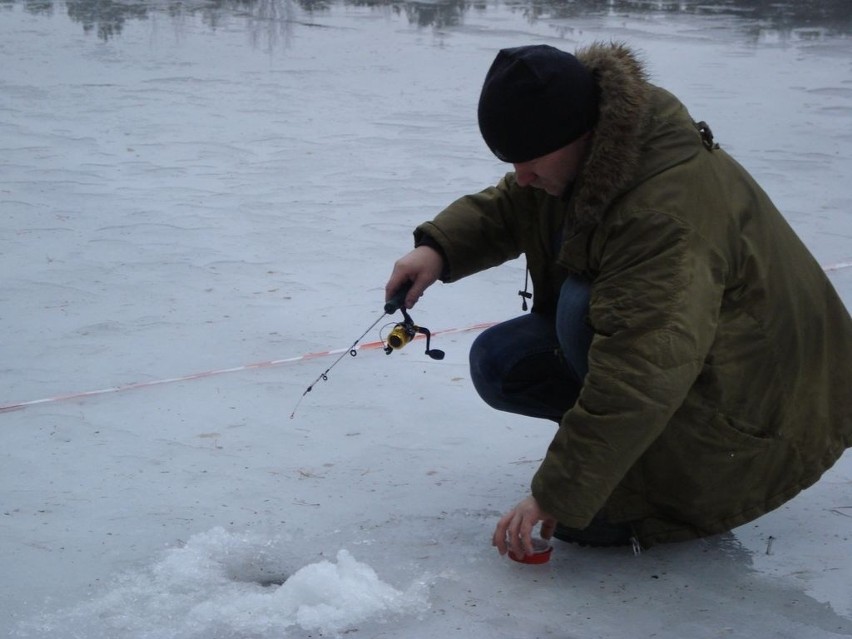 W Chodlu wędkarze łowili pod lodem (ZDJĘCIA)