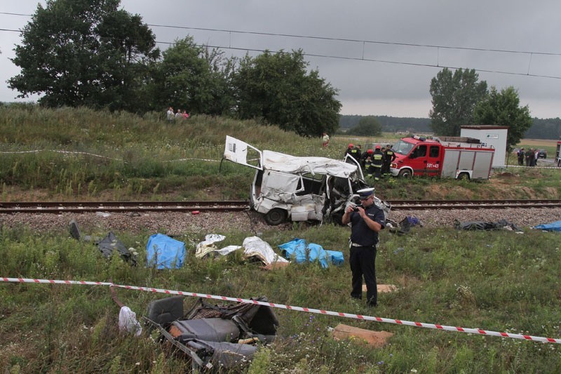 9 osób nie żyje. W Bratoszewicach bus wjechał pod pociąg.