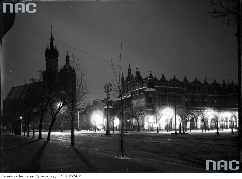 Kraków. Rynek Główny nocą. Widoczny kościół Mariacki i...