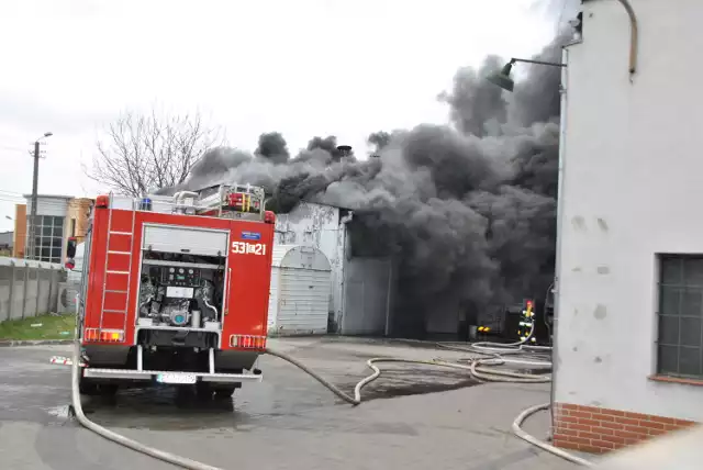 kilka godzin palił się zakład Szarpol przy Rapackiego w centrum Sieradza.