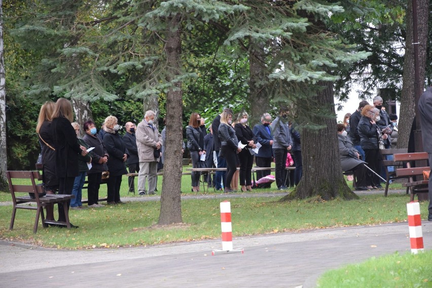 Pogrzeb zmarłego na Covid-19 ks. Piotra Wowry. Wierni tłumnie pożegnali swojego duszpasterza