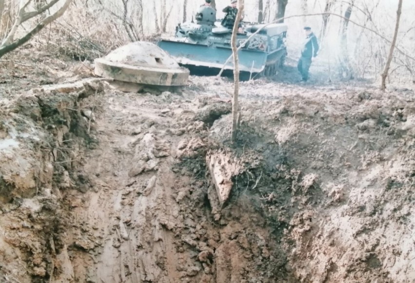 Rok 1998. Wydobycie kopuły pancernej na forcie Optyń.