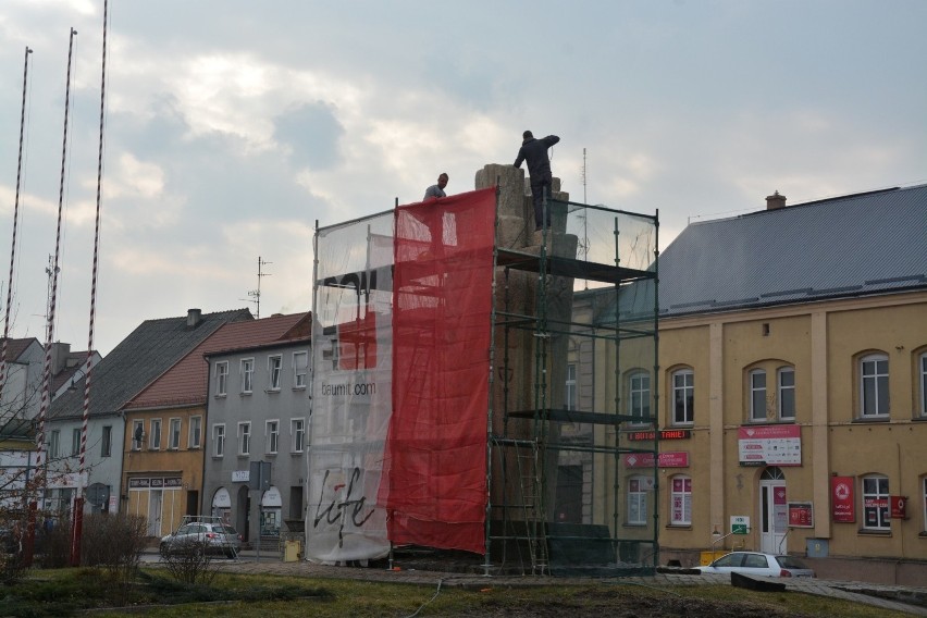 Na Placu Wolności w Sępólnie trwają prace renowacyjne...