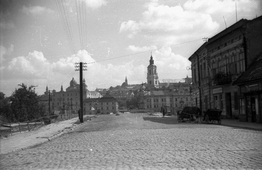 Ulica prowadząca na most drogowy w Przemyślu w 1947 r.