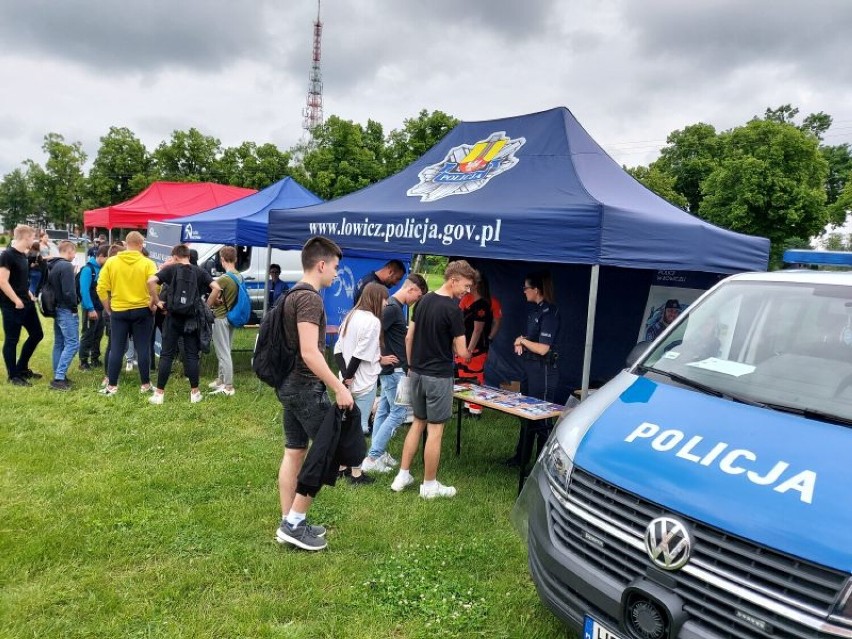 Łowiccy policjanci podczas konferencji uczyli młodzież jak być odpowiedzialnymi na drodze