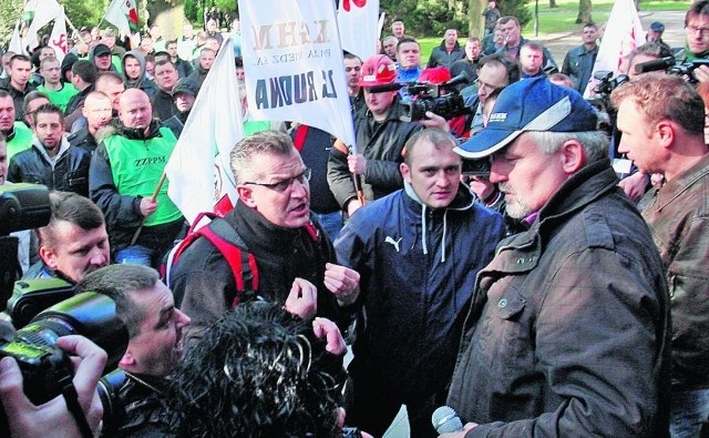 Ryszard Zbrzyzny (w czapce z daszkiem po prawej) rozmawia z demonstrantami