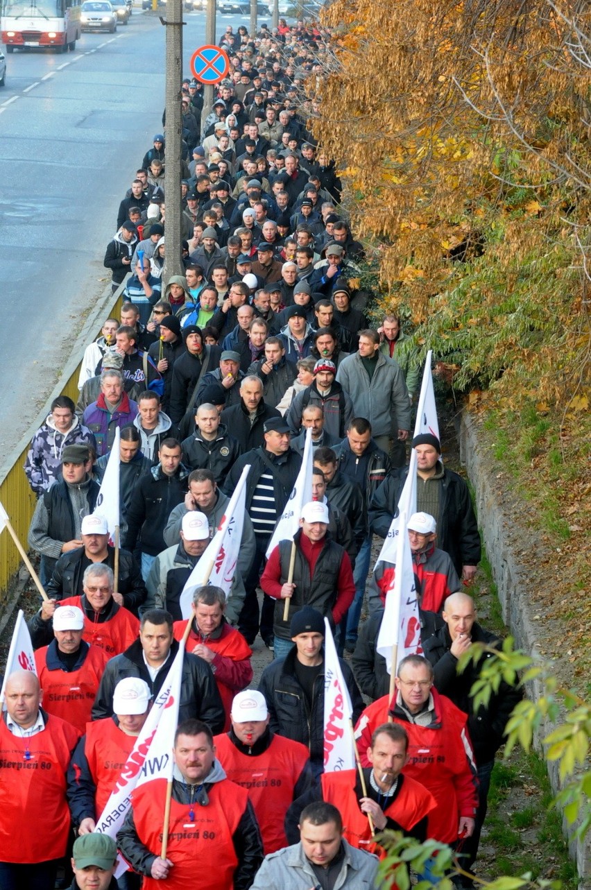Kilkuset strajkujących z PZL-Świdnik przeszło ulicami 