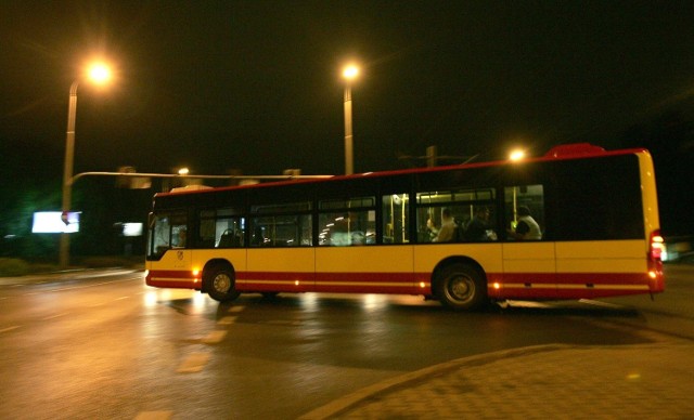 Straż Miejska w Łodzi złapała wandala, który wyrywa siedzenia w nocnym autobusie.