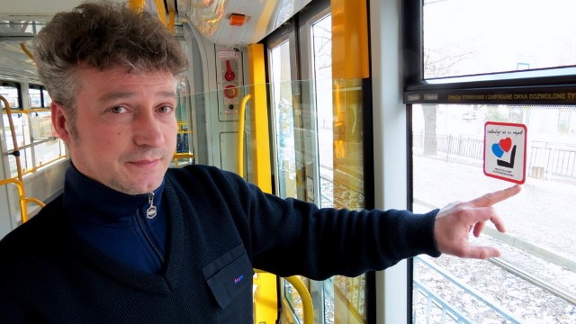 Damian Olejnik, motorniczy tramwaju 33 Plus już od rana zachęca wrocławian do zajmowanie walentynkowo oznaczonych miejsc.