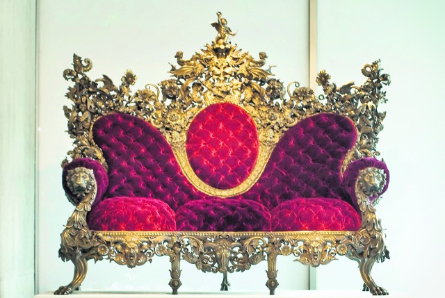 Dzieło Piotra Blamowskiego pt. "Sofa" odwołuje się do barokowego stylu. Bogate ornamenty i zdobienia  wnoszą pewien rodzaj niepokoju, który można interpretować jako chaos myśli