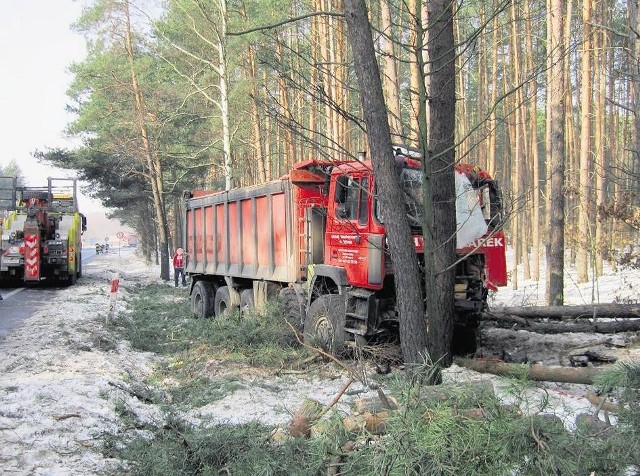 Daf roztrzaskał się na drzewie