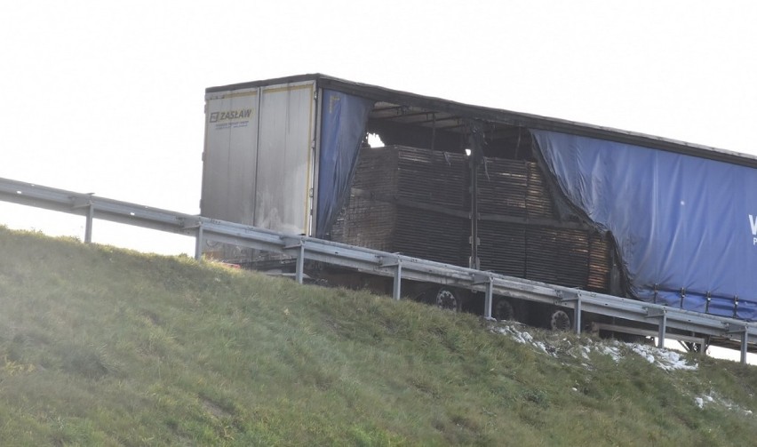 Tarnów. Ciężarówka stanęła w płomieniach na autostradzie [WIDEO]