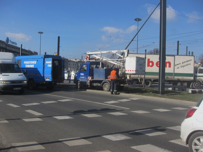 Wypadek w Krakowie: na Rondzie Grzegórzeckim ciężarówka uderzyła w słup [AKTUALIZACJA]