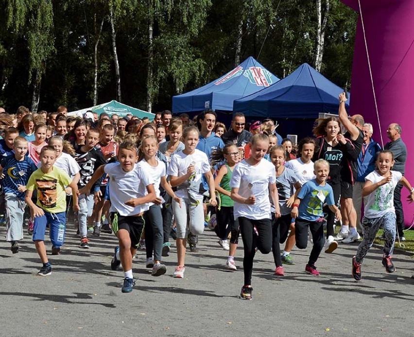 Na starcie biegu na 1500 metrów stanęło 600 biegaczy....