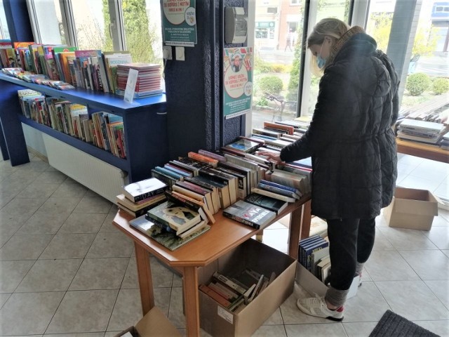 W Bibliotece Miejskiej w Goleniowie odbywa się charytatywny kiermasz na rzecz Kacperka Gorzelańczyka
