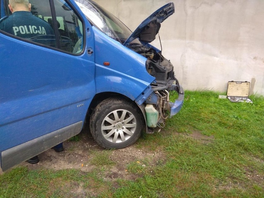 Wypadek w Brzekińcu. Policjanci odnaleźli busa, który śmiertelnie potrącił rowerzystkę. Zatrzymano trzy osoby 