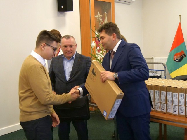 Prezydent Lucjusz Nadbereżny z przewodniczącym Rady Miejskiej Stanisławem Sobierajem rozdają laptopy