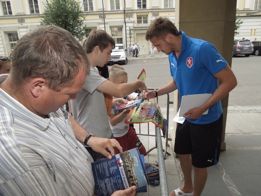 Wrocław: Czescy piłkarze rozdawali autografy przed hotelem (ZDJĘCIA)