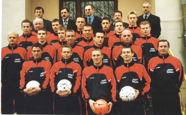 Wczoraj na suwalskim stadionie odbył się mecz Wigier. A to zdjęcie drużyny  z marca 2003 roku. Rozpoznajecie kogoś?