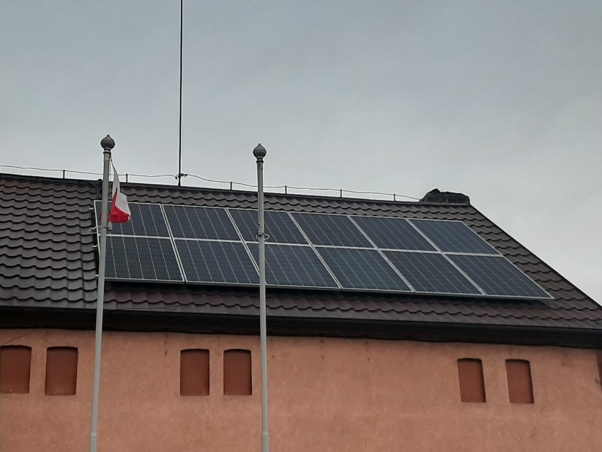 Na dachu urzędu gminy w Pęcławiu założono panele fotowoltaiczne